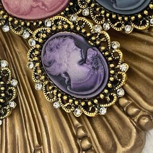 🛍️2/$30 Vintage-Inspired Purple Cameo Brooch Pendant with Rhinestones